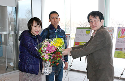 館長と400万人目の利用者様