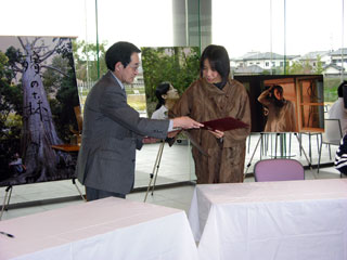 奈良県出身の映画作家の河�P直美さんの映像製作関係資料の贈呈式、河�Pさんと当館の千田館長との間で寄贈に関する覚書を交わしている様子