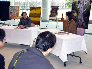 奈良県出身の映画作家の河�P直美さんの映像製作関係資料の贈呈式、記者会見の様子