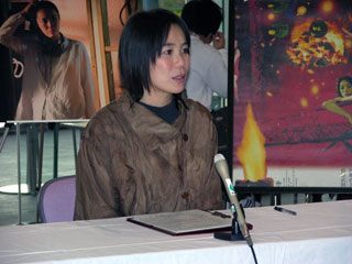 奈良県出身の映画作家の河�P直美さんの映像製作関係資料の贈呈式、映画監督の河�P直美さん
