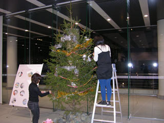 イタリアンタイルのクリスマス展、展示準備風景、ツリー作成