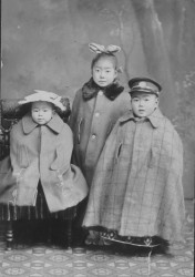 御所のヒストリー トピックス くすりの町 御所 大正時代の 三光丸 写真提供およびキャプション 株式会社三光丸 大正時代の三光丸本店 現在の社名は株式会社三光丸 社屋の向こう側に 国鉄和歌山線の列車が吉野方向に走行している 写真は会社