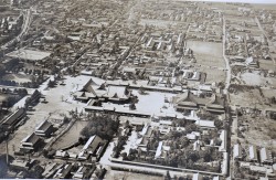 天理市設置 公文書 市町村廃置分合一件 6 昭和29年 1954 4月 作成 写真提供 奈良県立図書情報館 公文書 上空より展望せる天理市の中心街 天理教本部を中心に天理市の南西部市街地を望む 天理駅 近畿日本鉄道 天理市の咽喉部にして年間四百万の